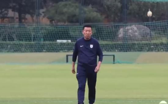 费建中办理好入住，来到房间之后的第一件事，就是立刻给费可欣打了一个电话。